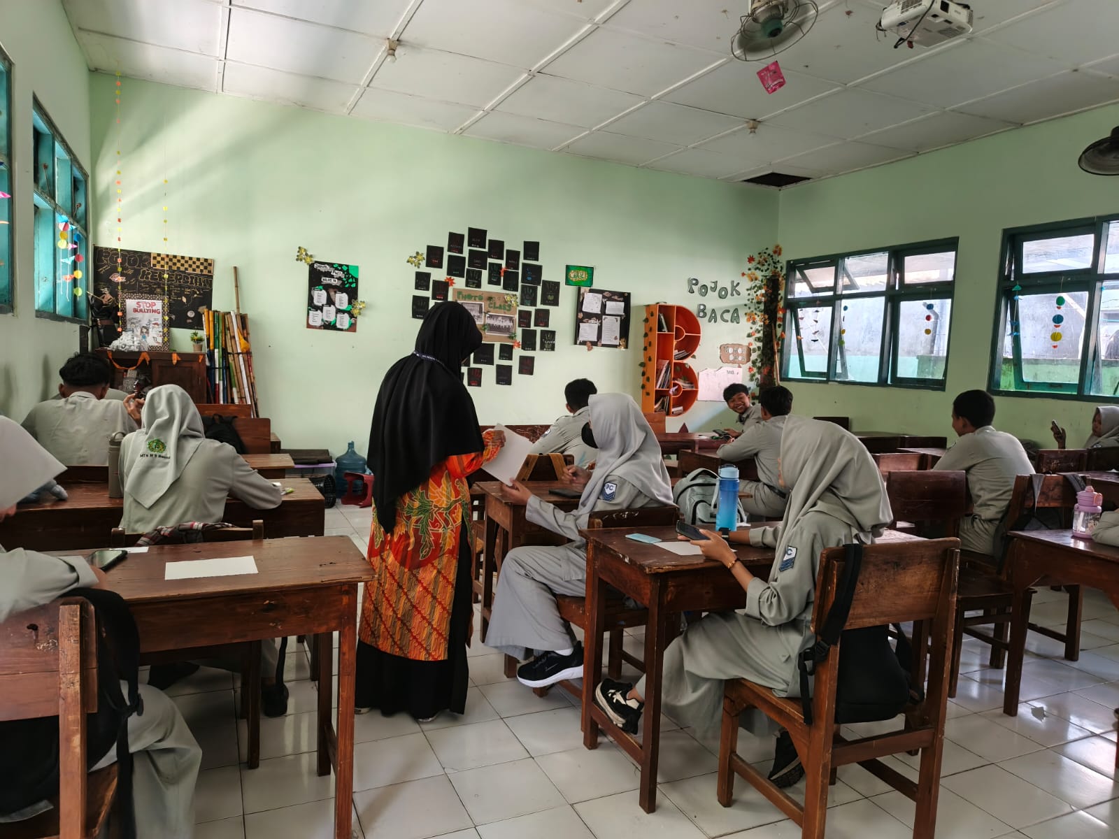 Ujian Madrasah Hari Ke-4 di MTsN 9 Bantul: Menguji Kemampuan Sains dan Wawasan Sejarah Islam